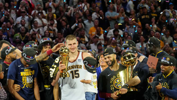 Nikola Jokic recibe premio de MVP